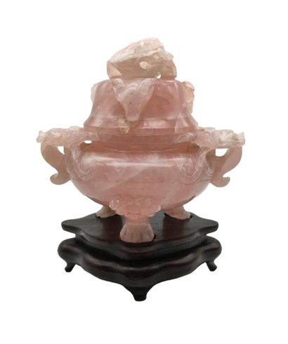 null CHINE - XXe siècle
Brûle-parfum tripode en quartz rose, les anses en forme de...