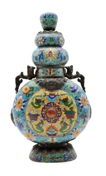 null CHINE - Début XXe siècle
Vase couvert en forme de gourde en cuivre et émaux...