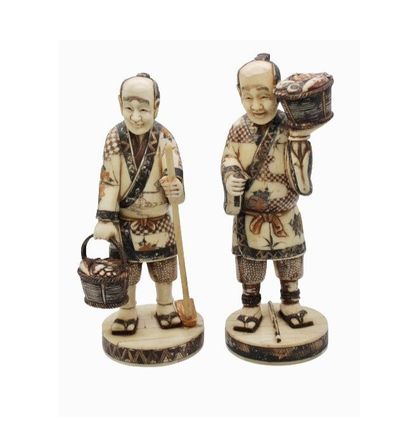 null CHINE DANS LE STYLE JAPONAIS - XXe siècle
Deux statuettes de paysans en placage...