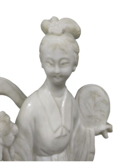 null CHINE - XXe siècle
Statuette de jeune femme en jadéite blanche, debout tenant...
