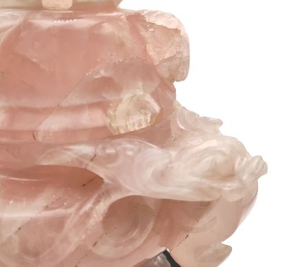 null CHINE - XXe siècle
Brûle-parfum tripode en quartz rose, les anses en forme de...