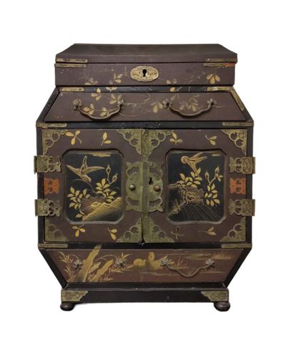 null JAPON - Epoque MEIJI (1868 - 1912)
Petit cabinet en laque et or ouvrant à deux...