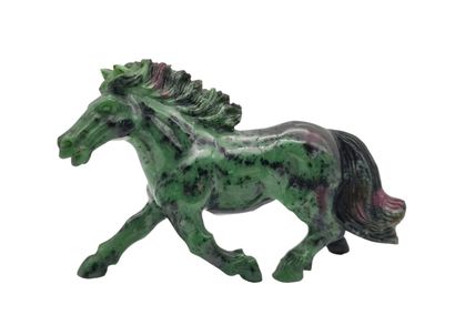 null CHINE - XXe siècle
Statuette de cheval en corindon vert et rouge, représenté...