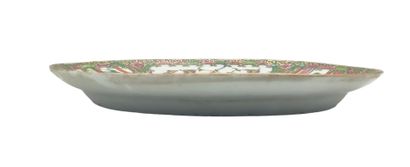 null CHINE, Canton - XIXe siècle
Présentoir de forme ovale en porcelaine émaillée...