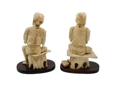 null JAPON - Début XXe siècle
Deux okimono en ivoire, deux paysans assis sur des...