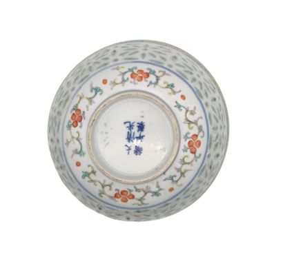 null CHINE - XXe siècle
Bol en porcelaine émaillée polychrome à l'intérieur à décor...