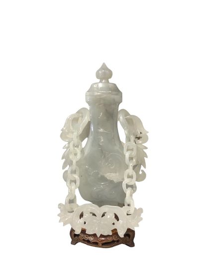 null CHINA - 20th century
Covered vase with two handles and chain in grey jade (nephrite)...