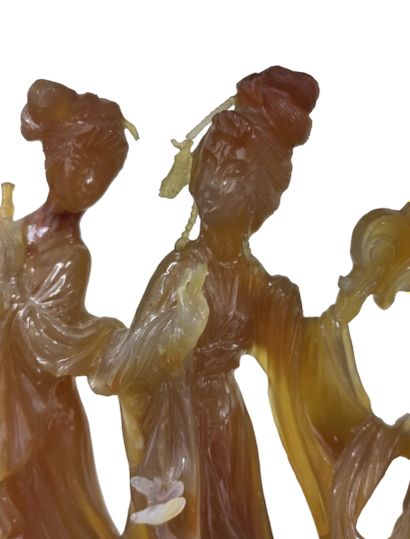 null CHINE - XXe siècle
Groupe sculpté en agate miel, représentant quatre musiciennes...