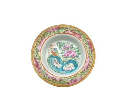 null CHINE, Canton - Fin XIXe siècle
Théière en porcelaine décorée en émaux polychromes...