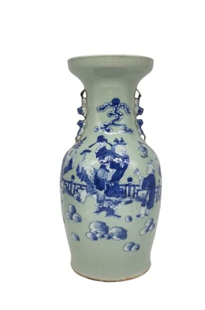 null CHINE, Canton - Fin XIXe siècle
Vase de forme balustre à col évasé en porcelaine...