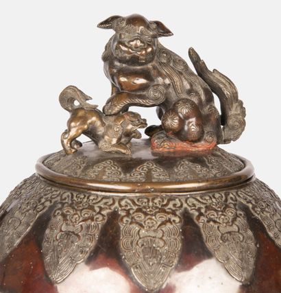 null JAPON - Epoque MEIJI (1868 - 1912)
Brûle-parfum globulaire et tripode en bronze...