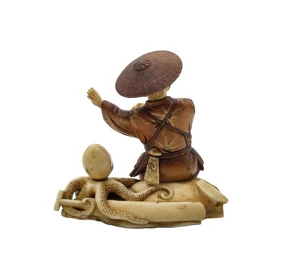 null JAPON - XXe siècle
Statuette en bois et ivoire, paysan assis sur un grand coquillage...