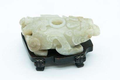 null CHINE - XVIIe siècle
Compte-gouttes en jade (néphrite) céladon en forme de bixie,...