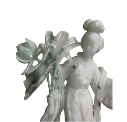 null CHINE - XXe siècle
Statuette de jeune femme en jadéite blanche tachetée vert...