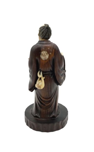 null CHINE DANS LE STYLE JAPONAIS - XXe siècle
Statuette en bois et ivoire, immortel...