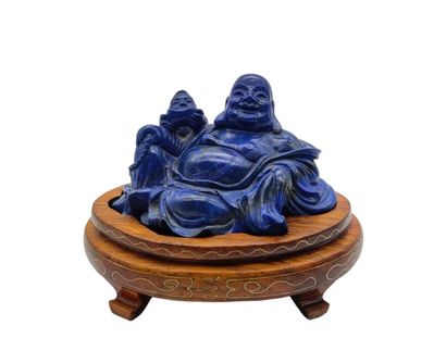 null CHINE - XXe siècle
Statuette de bouddha en sodalite assis contre son sac, accompagné...