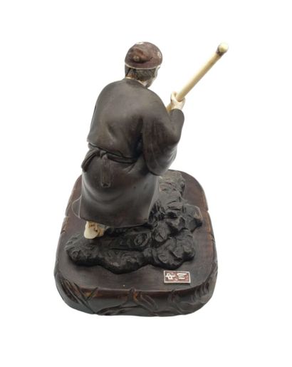 null CHINE DANS LE STYLE JAPONAIS - XXe siècle
Groupe en bronze et ivoire, un paysan...