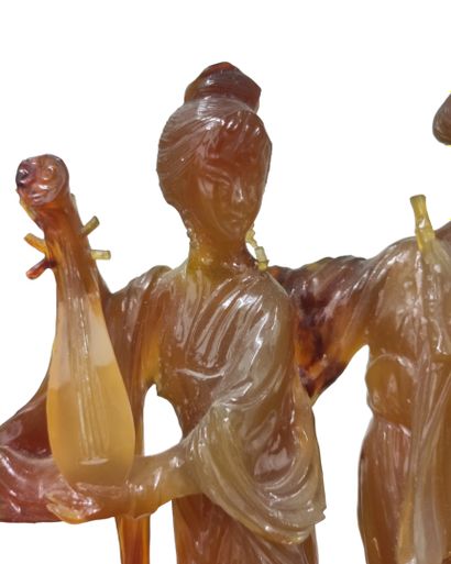 null CHINE - XXe siècle
Groupe sculpté en agate miel, représentant quatre musiciennes...