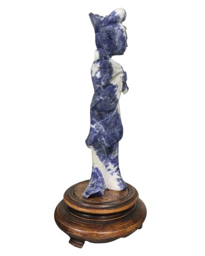 null CHINE - XXe siècle
Statuette de jeune femme en sodalite blanche, et bleu foncé...