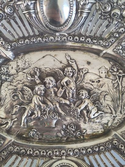 null Allemagne, Style Louis XV, Corbeille ajourée en argent 800 à décor d'angelots,...