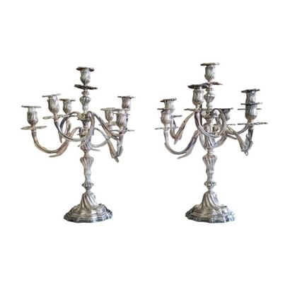 null Paire de grands chandeliers, style Louis XV, en bronze argenté à sept lumières...