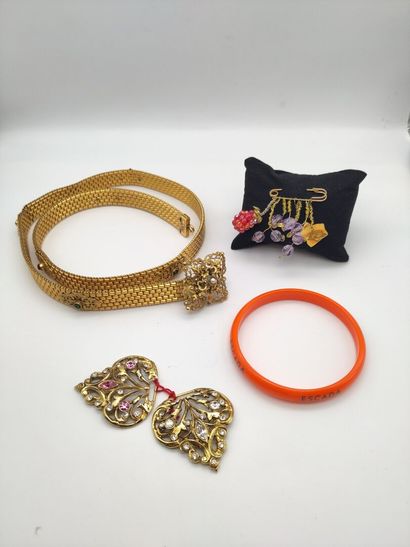 null Lot comprenant une ceinture en métal doré, un bracelet ESCADA orange, une broche...