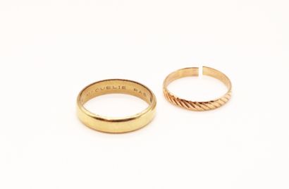 null Two wedding bands in yellow gold 750, one cut, the other engraved
TDD 64 and...