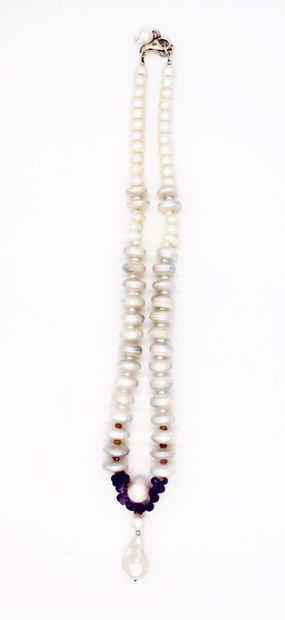 null *Necklace of flat and baroque pearls, accented with small amethyst beads, 925...
