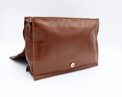 null PRADA, Brown leather clutch bag, brand name, scratches
24 x 32 cm