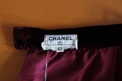 null CHANEL, long skirt in burgundy velvet, two side pockets, zip and button at the...