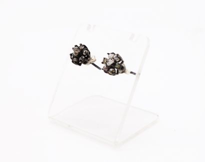 null *Pair of flower-shaped stud earrings in blackened 925 sterling silver set with...