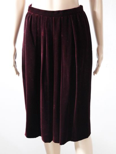 null CHANEL, long skirt in burgundy velvet, two side pockets, zip and button at the...