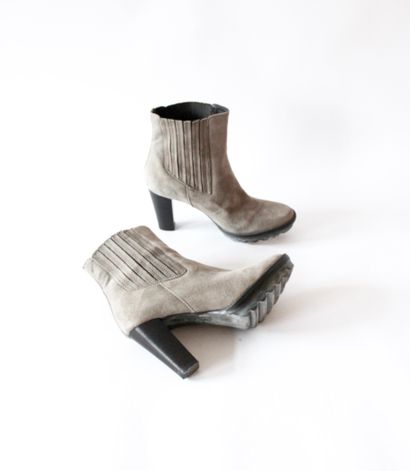 null BONGENIE GRIEDER, Pair of grey suede heeled boots, traces of use
Estimated size...