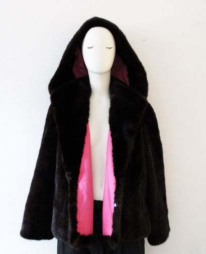 null Mink hooded jacket, pink inner lining, two small chips and accidents
Estimated...