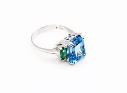 null *375 white gold ring set with an emerald-cut blue topaz (total 6.3 cts) flanked...