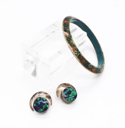 null A jewelry set comprising a pair of 925 silver ear clips set with azurite malachite...