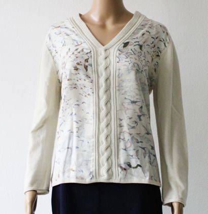 null HERMES, Cashmere and silk sweater, migratory birds design, light stain
Estimated...