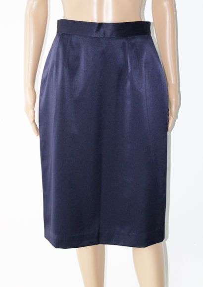 null Set of two knee-length skirts, navy blue and beige
Size 40