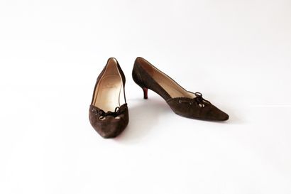 null LOUBOUTIN, Pair of small brown suede pumps, bow decoration, damaged heels, wear.
Size...
