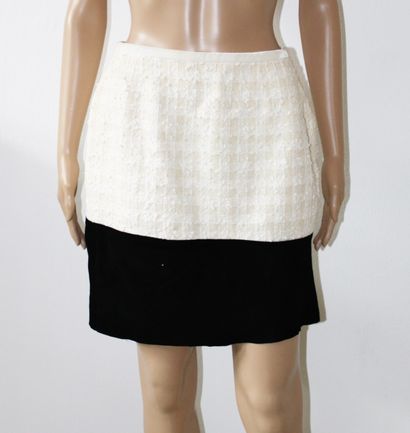 null CHANEL Boutique & Divers , Transformed skirt in white tweed and black suede,...