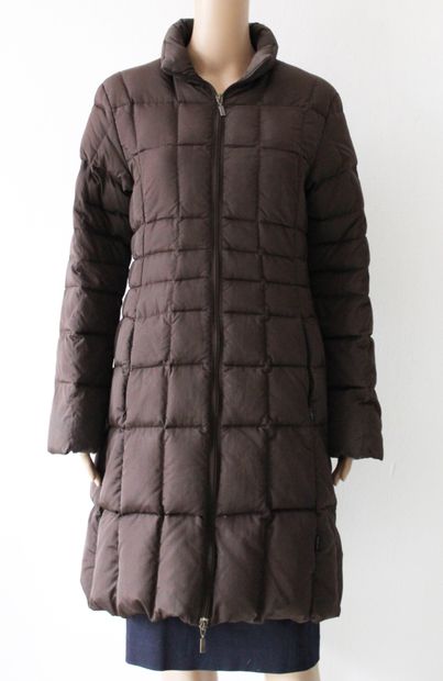 null MONCLER, long down-filled puffer jacket in chocolate, zip fastening
Size 2 ...