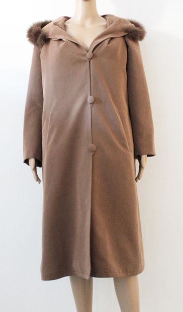 null Brown shaved mink hooded coat, four-button closure, two large pockets
Size ...