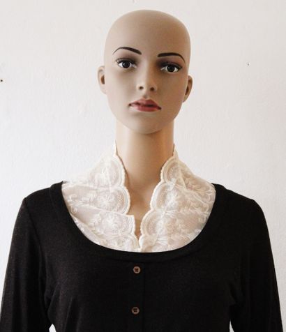 null BURBERRY, Vest sweater, lace collar and cuffs, brown
Estimated size 38/40