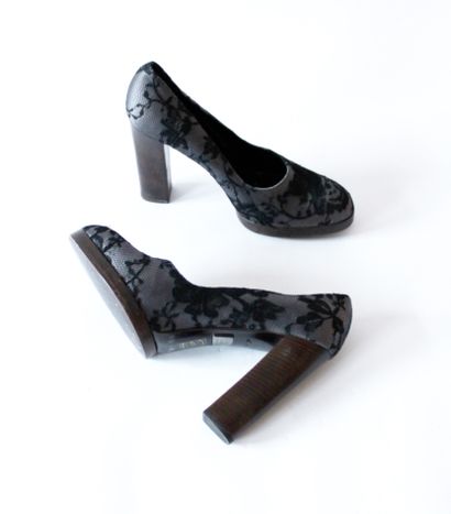 null GUCCI, Satin and black lace pumps with box 
Size 9 1/2 (estimated 40/41) heel...