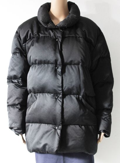 null MONCLER, Black quilted down jacket, 100% down, snap closure, one pocket on each...