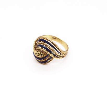 null Ring in yellow gold 750, twisted decoration and blue enamel 
TDD 50.5, weight...