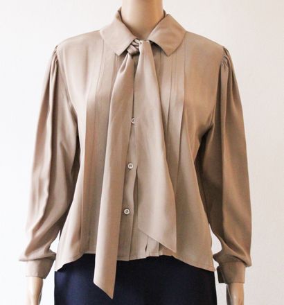 null Set of three silk blouses, including one by Georges RECH, gray, green and beige,...