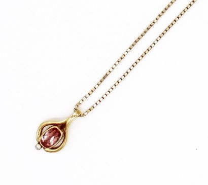 null Pendant in yellow gold 750 set with a faceted oval-cut pink tourmaline, finished...