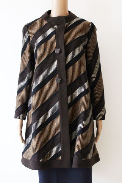 null Coat probably in wool, in brown, black and beige tones, asymmetrical stripes...