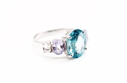 null *375 white gold ring, the center set with an oval-cut blue topaz (approx. 4.16...